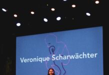 Veronique tijdens de presentatie van haar boek